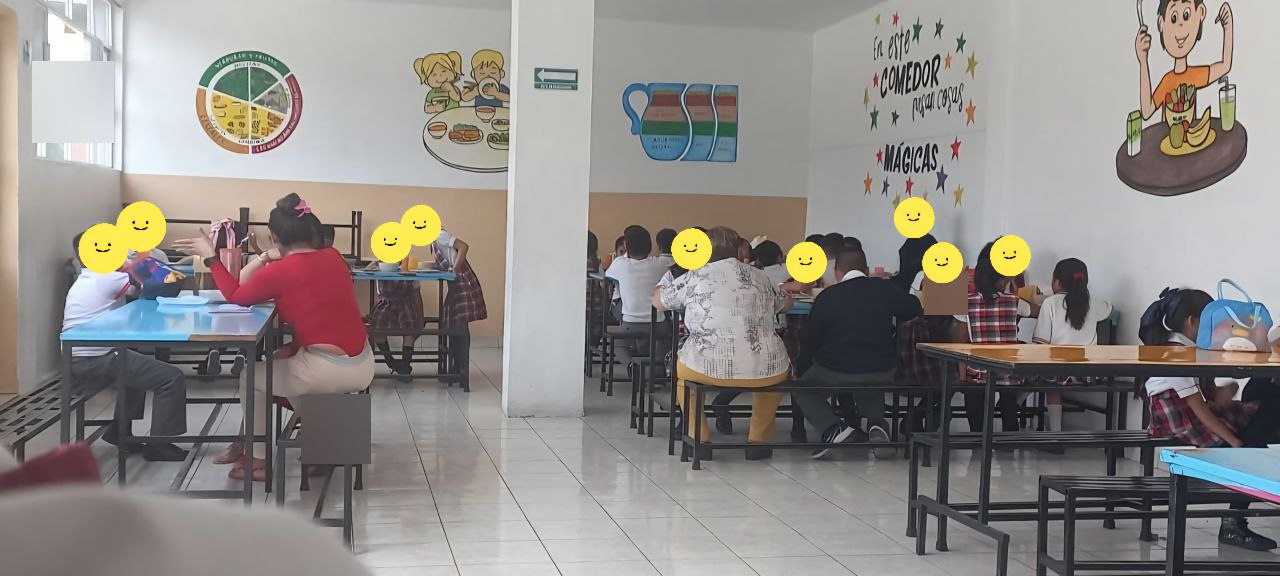 Niños comiendo felices