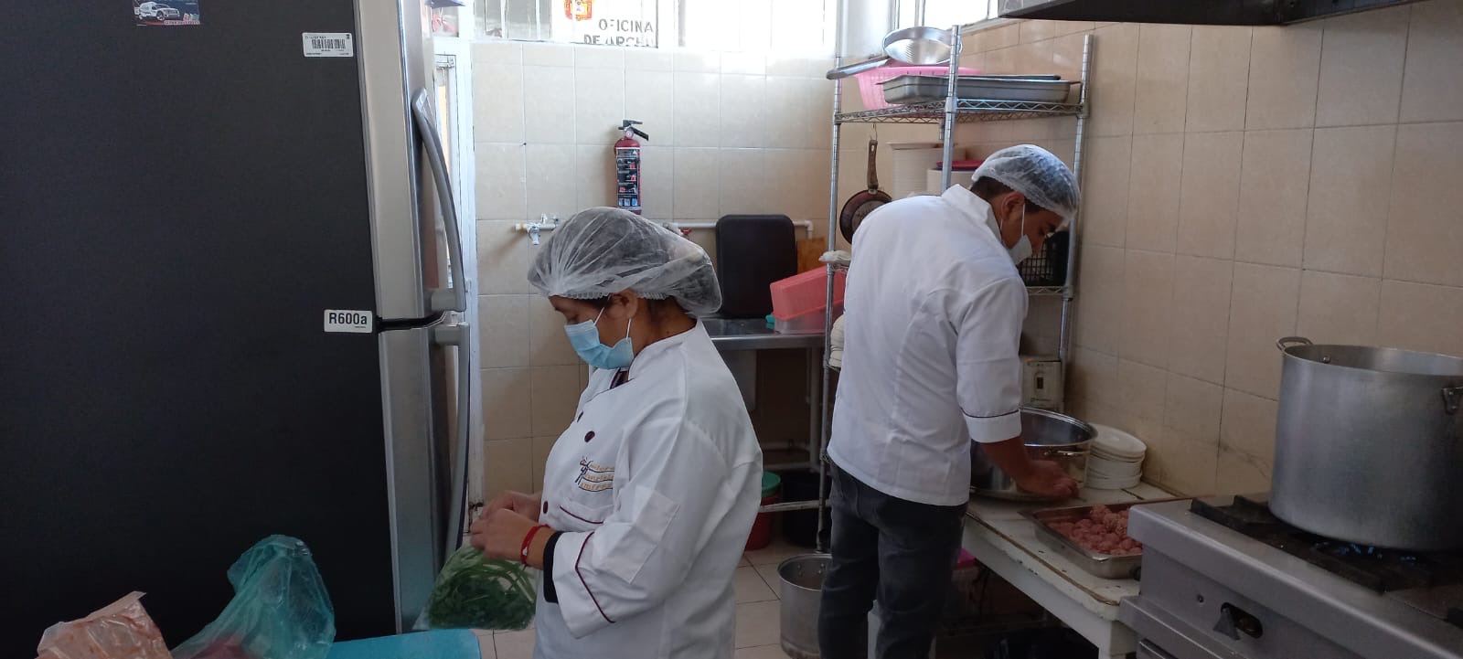 Personal del comedor sonriente